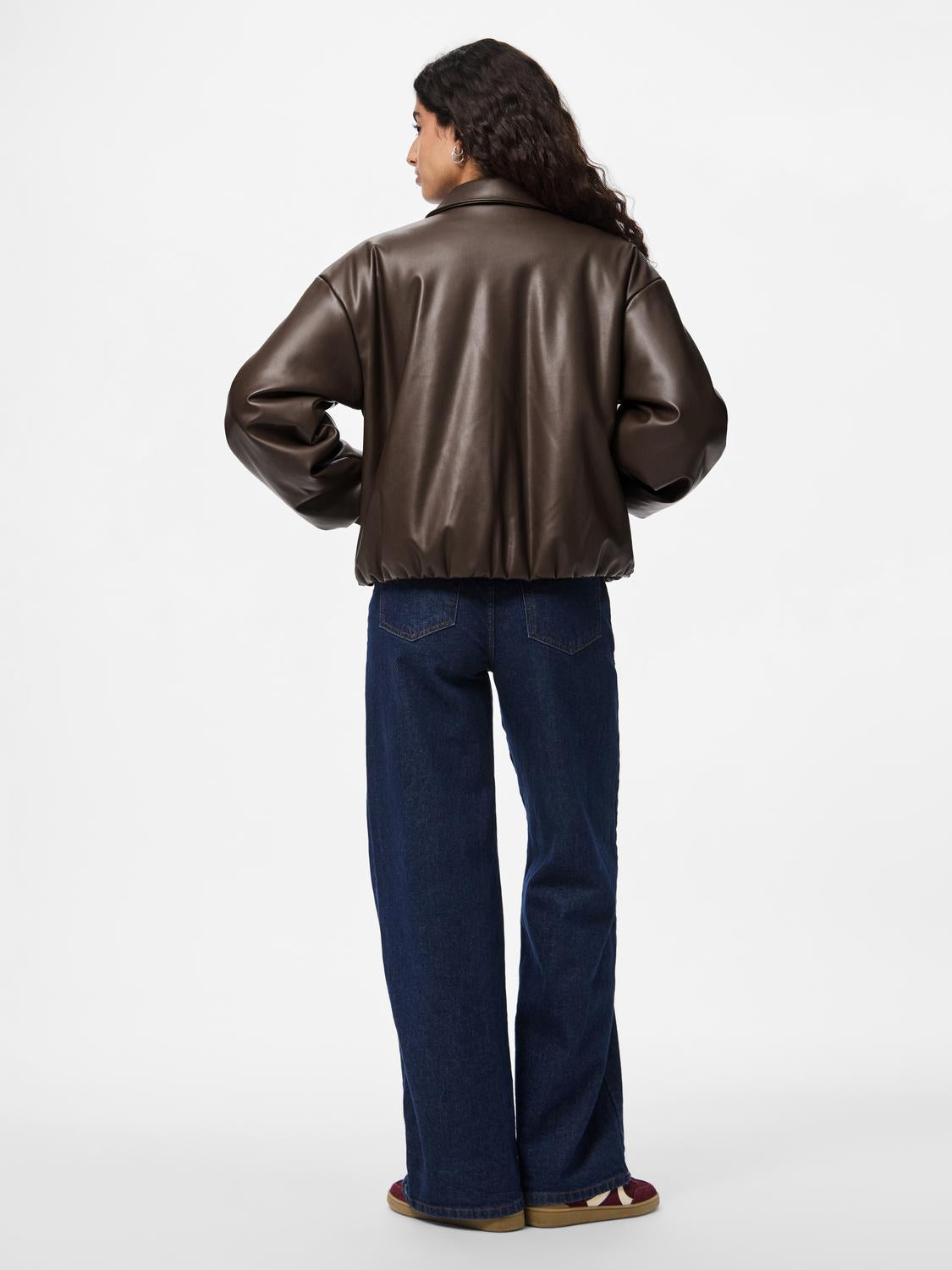 model_shot-back